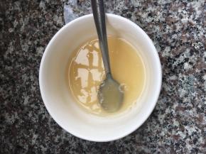 4、吉利丁片隔水加热融化成水状，并倒入南瓜泥中搅拌均匀