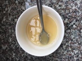 4、吉利丁片隔水加热融化成水状，并倒入南瓜泥中搅拌均匀