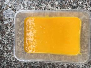 6、过筛好的南瓜泥震出小泡泡，盖上盖子或者盖上保鲜膜，放入冰箱保鲜柜中，等待四小时以上，凝固即可。