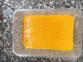 6、过筛好的南瓜泥震出小泡泡，盖上盖子或者盖上保鲜膜，放入冰箱保鲜柜中，等待四小时以上，凝固即可。