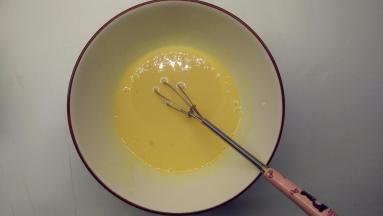 将炼奶、蛋黄、牛奶倒入打蛋盆中，用手动打蛋器搅打均匀。