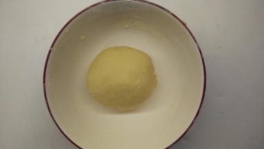 将面团装入保鲜袋中，送入冰箱，冷藏半个小时以上。