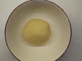 将面团装入保鲜袋中，送入冰箱，冷藏半个小时以上。