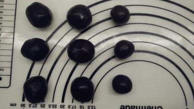 把红豆沙分出9个，其中6个15g，3个10g，一样滚圆备用。