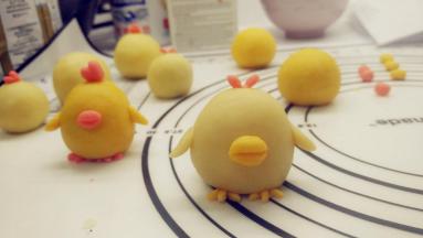 原色色面团一样的操作方式,嘴巴和手脚的颜色可以变化一下。