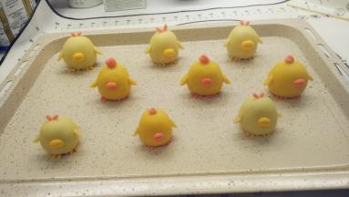 依次将所有面团整形完毕，排列在烤盘上。