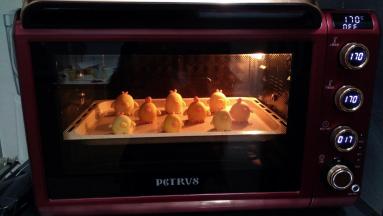 送入预热好的烤箱，上下火170℃，中层，烤18分钟。