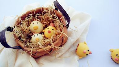 烤好之后的烧果子冷却之后用融化的黑巧克力画上小鸡的眼睛。至此，蠢萌蠢萌小鸡烧果子就做好啦，你也赶紧来试试吧。