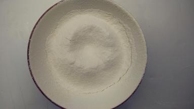 泡打粉和低筋面粉混匀之后，筛入蛋奶液中，用硅胶刮刀翻拌均匀，成为光滑的面团。