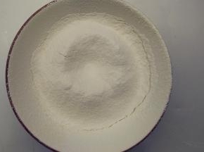 泡打粉和低筋面粉混匀之后，筛入蛋奶液中，用硅胶刮刀翻拌均匀，成为光滑的面团。