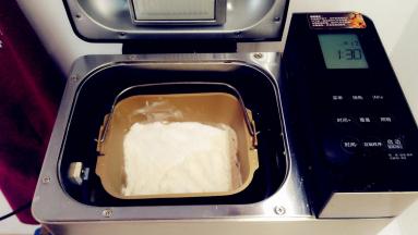 将除黄油外,把主面团的其它原材料按照底层液体，中层粉类，上层糖、盐和酵母的顺序放入面包中，启动一个揉面程序。