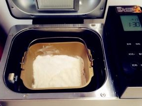 将除黄油外,把主面团的其它原材料按照底层液体，中层粉类，上层糖、盐和酵母的顺序放入面包中，启动一个揉面程序。