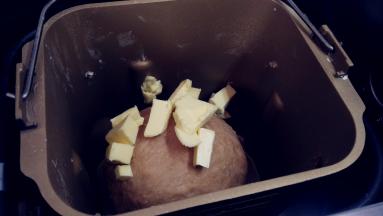 揉至能拉出比较厚的膜后加入黄油。再次启动和面程序，15分钟