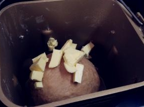 揉至能拉出比较厚的膜后加入黄油。再次启动和面程序，15分钟