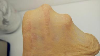 揉至扩展阶段后，这时候可以撑出较薄的膜。