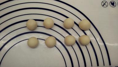 面团发酵期间我们来做欧克皮面团。将欧克皮所有材料和到一起，揉成一个光滑的面团就可以，之后分割出8个小面团，一个5g，滚圆作为泰迪熊的鼻子。