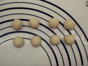 面团发酵期间我们来做欧克皮面团。将欧克皮所有材料和到一起，揉成一个光滑的面团就可以，之后分割出8个小面团，一个5g，滚圆作为泰迪熊的鼻子。