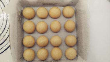 松弛好的面团压扁之后再次滚圆，一一摆入烤盘中。