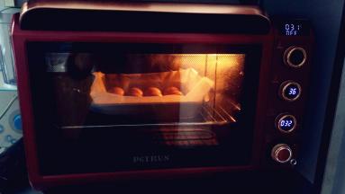 整形好的面团放在烤箱中进行二发， 36℃发酵，大约需要30分钟，发酵到2倍大。