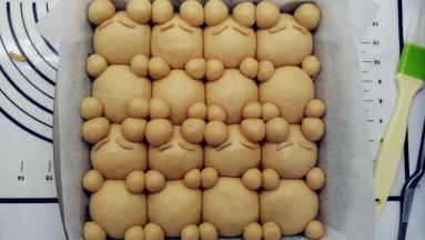 用小镊子将眉毛轻轻地摆在相应的位置。