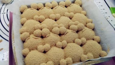 在面团表面筛上薄薄一层黄豆粉。