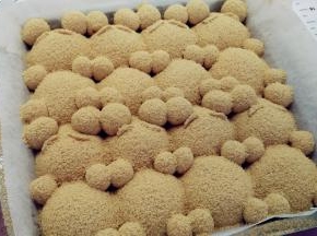 在面团表面筛上薄薄一层黄豆粉。