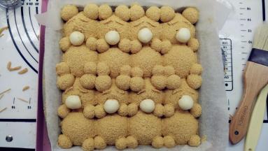 牙签剪出小小的一段，带尖头的，在欧克皮面团做的鼻子后插入两根牙签，接着在泰迪熊脸上定好位置，用另一根牙签轻轻地在面团上戳两个洞，之后将鼻子面团的牙签插进去，这样鼻子就不会掉啦。依次将所有鼻子做好。