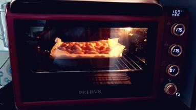 做好的面团送入预热好的烤箱，上下火170℃，中层，烤18分钟。