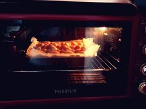 做好的面团送入预热好的烤箱，上下火170℃，中层，烤18分钟。