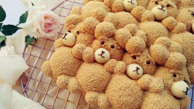 出炉后脱模，放在烤网上晾凉，用融化了黑巧克力画出表情即可。