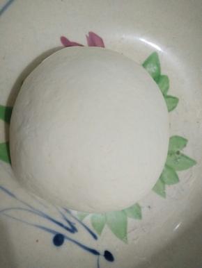 酵母和水混合后加入酵母，倒入面粉揉成光滑面团