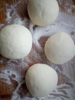 取出面团，将面团揉至切开无气孔，然后分成8等分，并分别揉圆