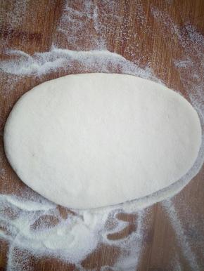 取一份，擀开成椭圆形