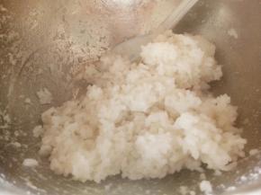 米饭加白醋，盐，糖，拌匀，备用