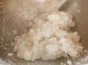 米饭加白醋，盐，糖，拌匀，备用