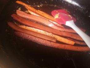 火腿，胡萝卜洗净切条翻炒一下，盛出备用，用余下的油。煎一个鸡蛋，