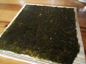 取一片海苔，铺在竹帘上