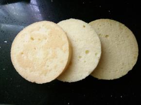 准备蛋糕胚切成三片，我做的稍六寸的