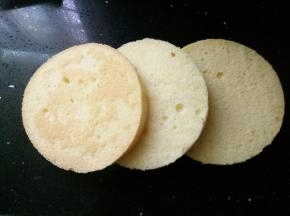 准备蛋糕胚切成三片，我做的稍六寸的