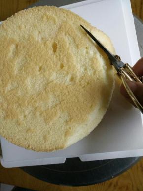 用剪刀把最上面一层角剪圆