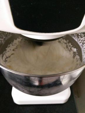 生下的夹层部分继续打，夹层一般我会打老些，这样蛋糕不容易塌腰