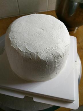 继续夹层奶油抹面，这步先粗抹一层