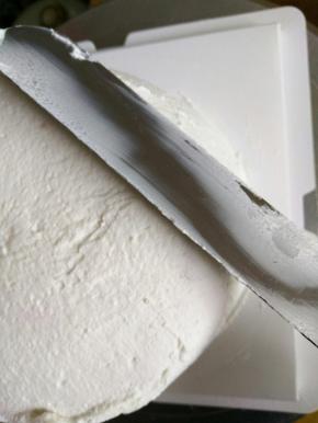 抹上面角的时候抹刀要从下向上，手法要轻