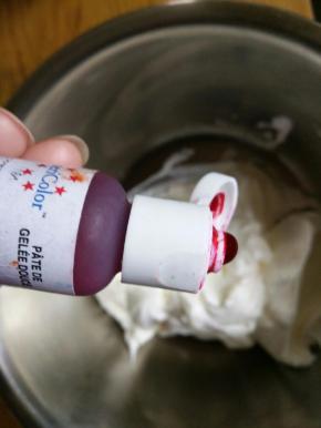 前面留的抹面奶油，加点色素