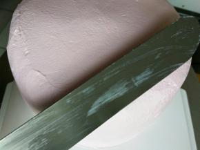 圆角的地方还是用抹刀从下向上，轻轻的