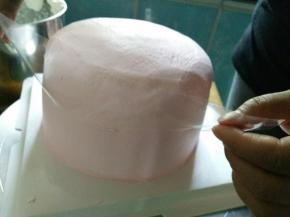 两手拿着围边两边，轻轻地从下向上刮蛋糕