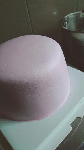 圆角经过围边一抹就很光滑了，我用的总统奶油，真的很不好控制，所以新手还是不要选择总统了，稍微一拌就跟豆腐渣似的