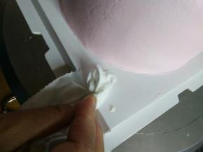 蛋糕垫上用纸巾擦干净