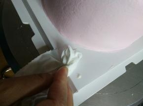 蛋糕垫上用纸巾擦干净