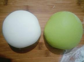 菠菜汁、水分别加入200克面粉揉面到光滑静置20分钟